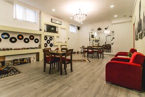 Daily continental breakfast for a fee - Sherlock Holmes Hostel Baku (Baku)