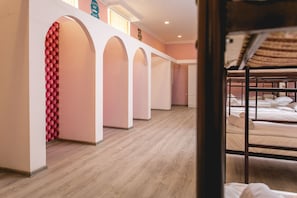 Κρεβάτι Ξενώνα, Μόνο για γυναίκες (10 guests) | Γραφείο, κουρτίνες συσκότισης, ηχομόνωση, δωρεάν Wi-Fi