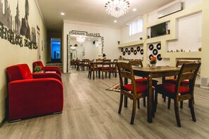 Daily continental breakfast for a fee - Sherlock Holmes Hostel Baku (Baku)
