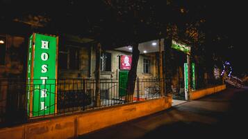 Fachada de la propiedad por la tarde o noche