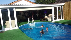 Piscine extérieure (ouverte en saison), parasols de plage