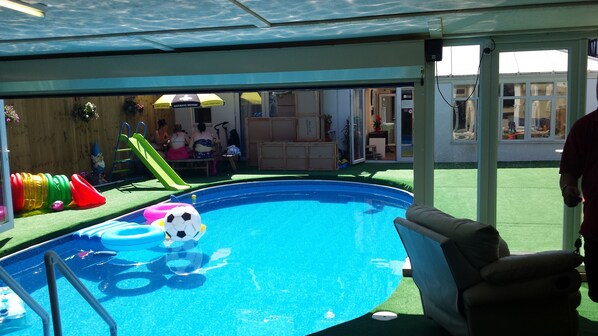 Bar en bord de piscine