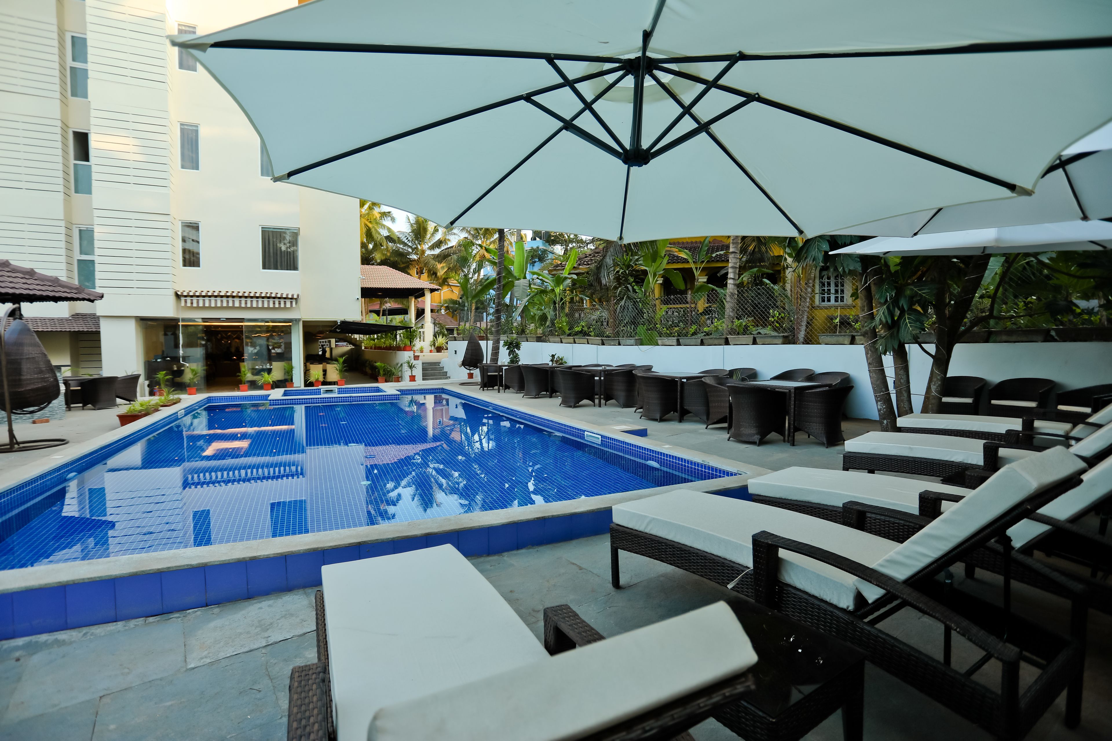 Una piscina al aire libre (de 08:00 a 20:00), sombrillas, tumbonas