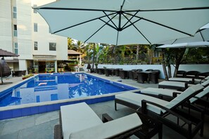 Outdoor pool, open 8:00 AM to 8:00 PM, pool umbrellas, sun loungers - Amara Grand Baga (Baga)