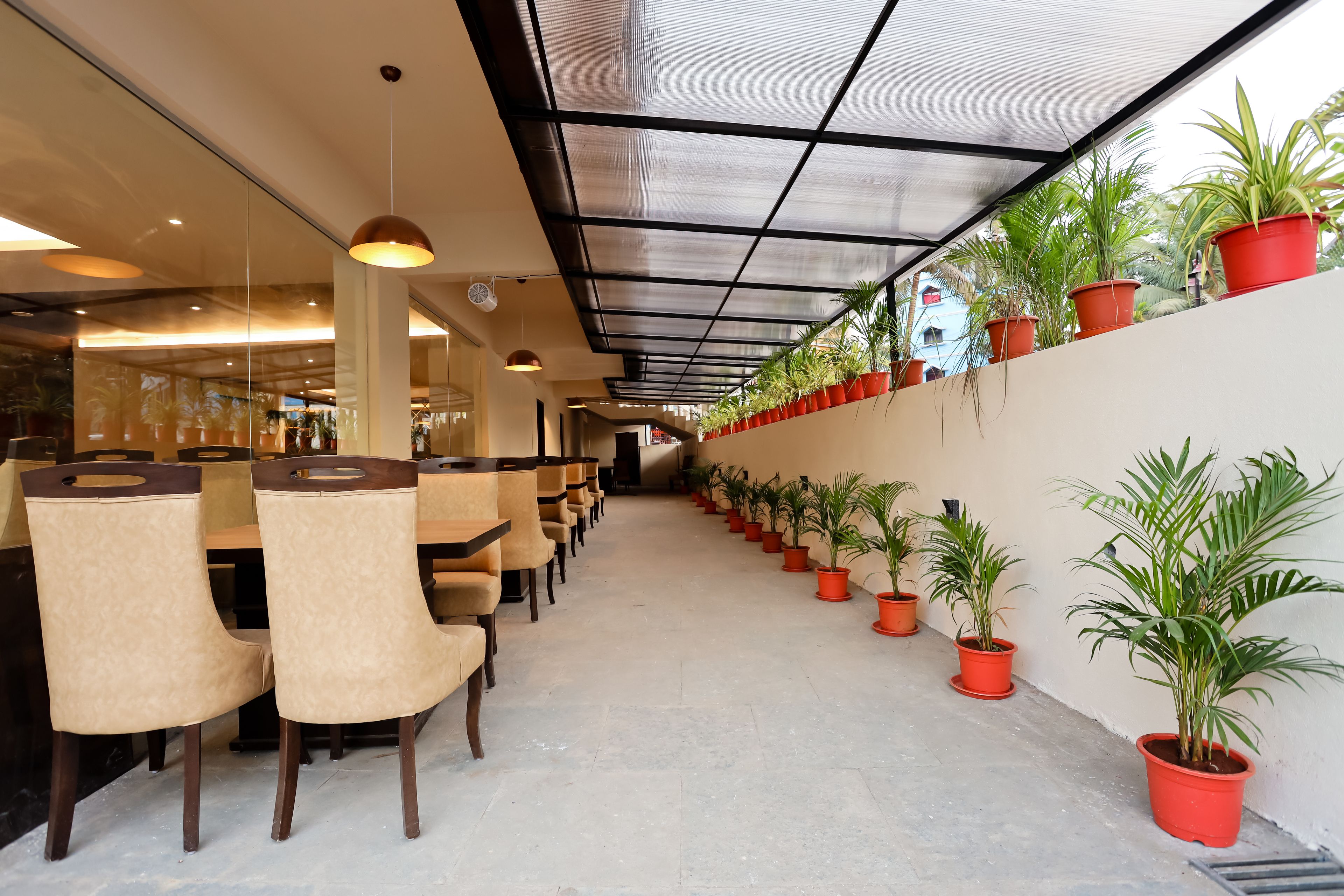 Se sirven desayunos, comidas y cenas con vista al jardín 