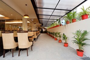 Serviço de café da manhã, almoço, jantar; vistas para o jardim