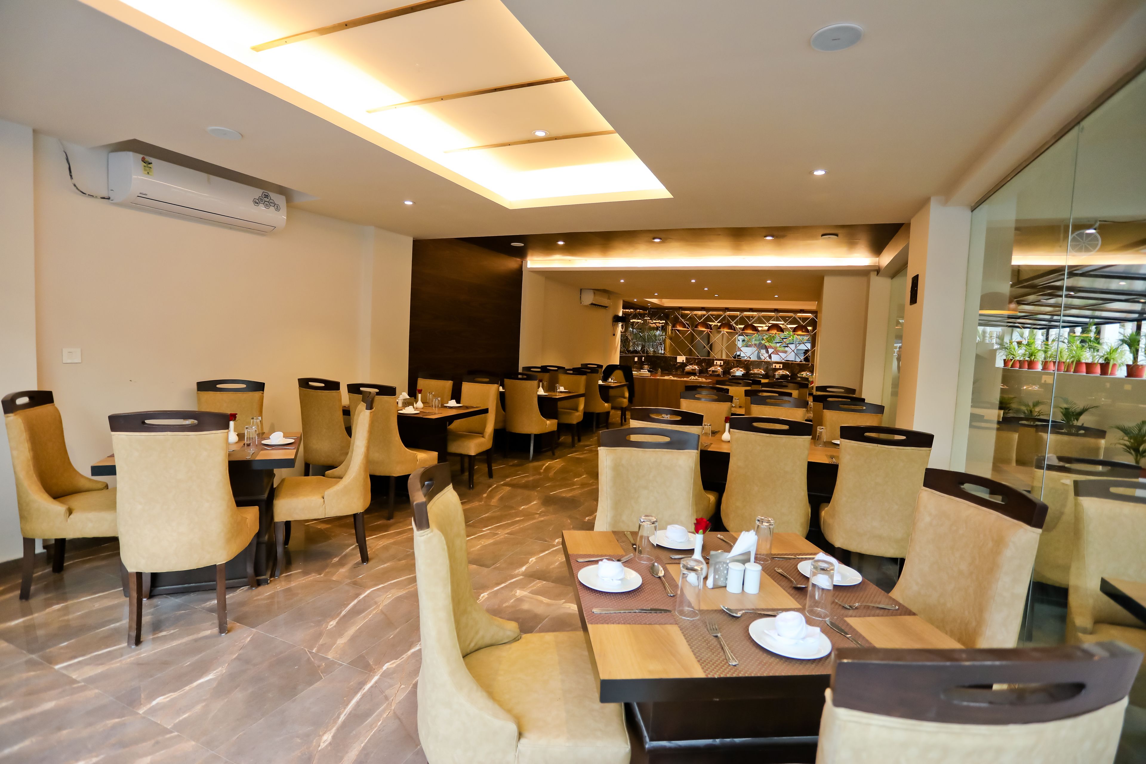 Frukost och lunch serveras, med utsikt mot trädgården 