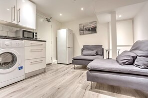 Living area - 2BR Home by Elephant & Castle, 4 Guests (London)