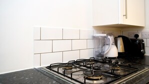 Microwave, oven, stovetop - 2BR Home by Elephant & Castle, 4 Guests (London)