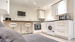 2 bedrooms, desk, iron/ironing board, free WiFi - 2BR Home by Elephant & Castle, 4 Guests (London)