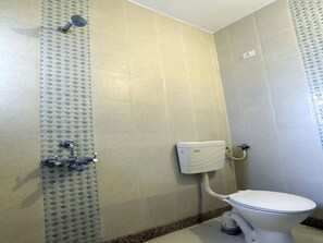 Habitación con 1 cama matrimonial o 2 individuales | Baño | Amenidades de baño gratuitas y toallas