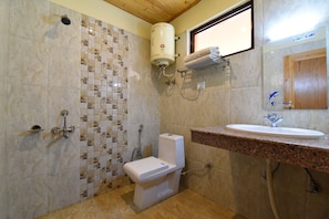 Shower, free toiletries, towels