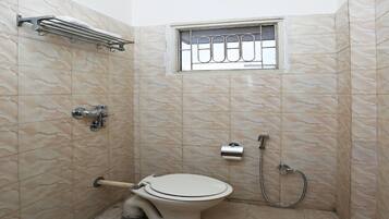 Shower, rainfall showerhead, free toiletries, towels