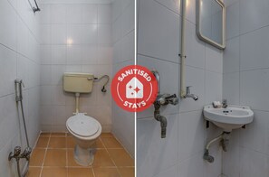 Shower, free toiletries, towels - OYO 14669 Mayur's Residency (Hyderabad)