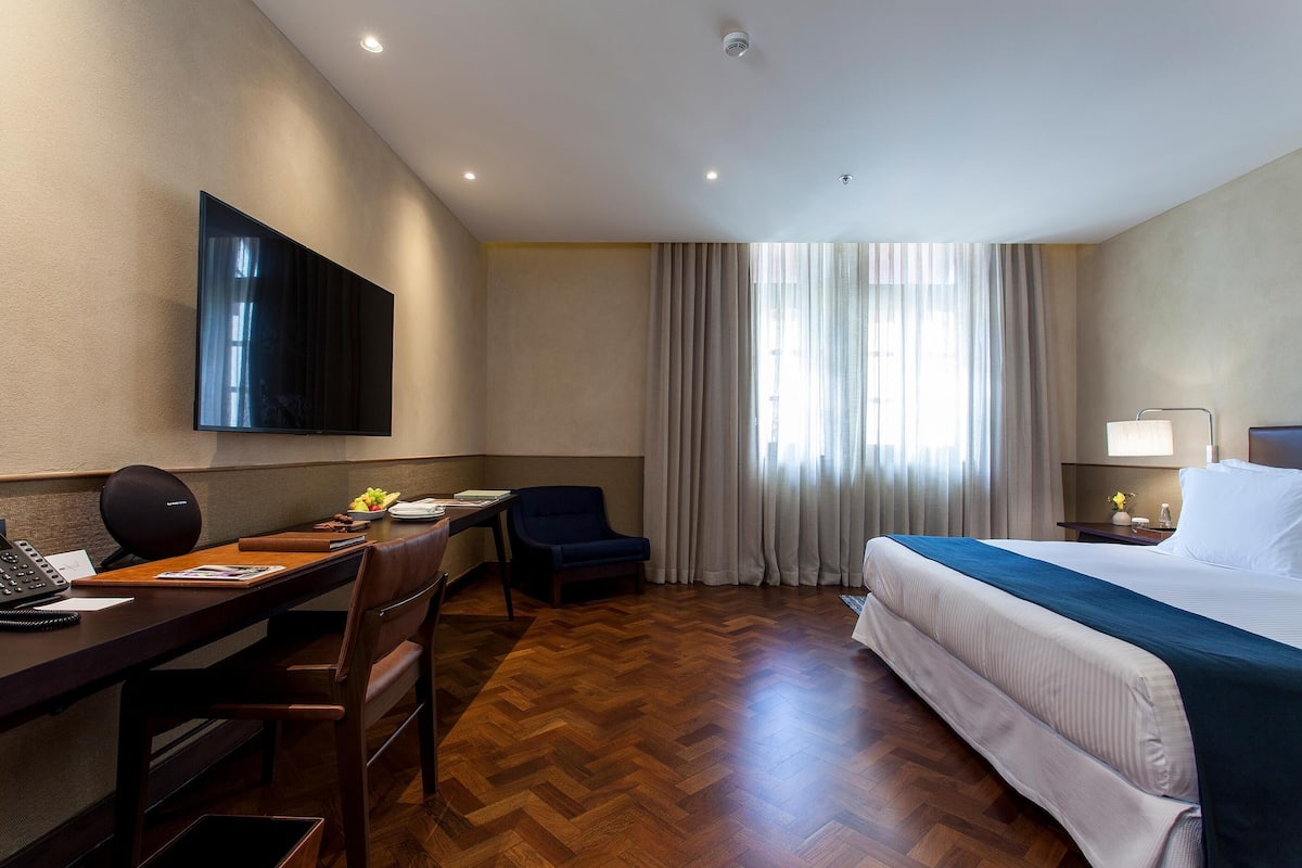Egyptian cotton sheets, hypo-allergenic bedding, minibar, in-room safe