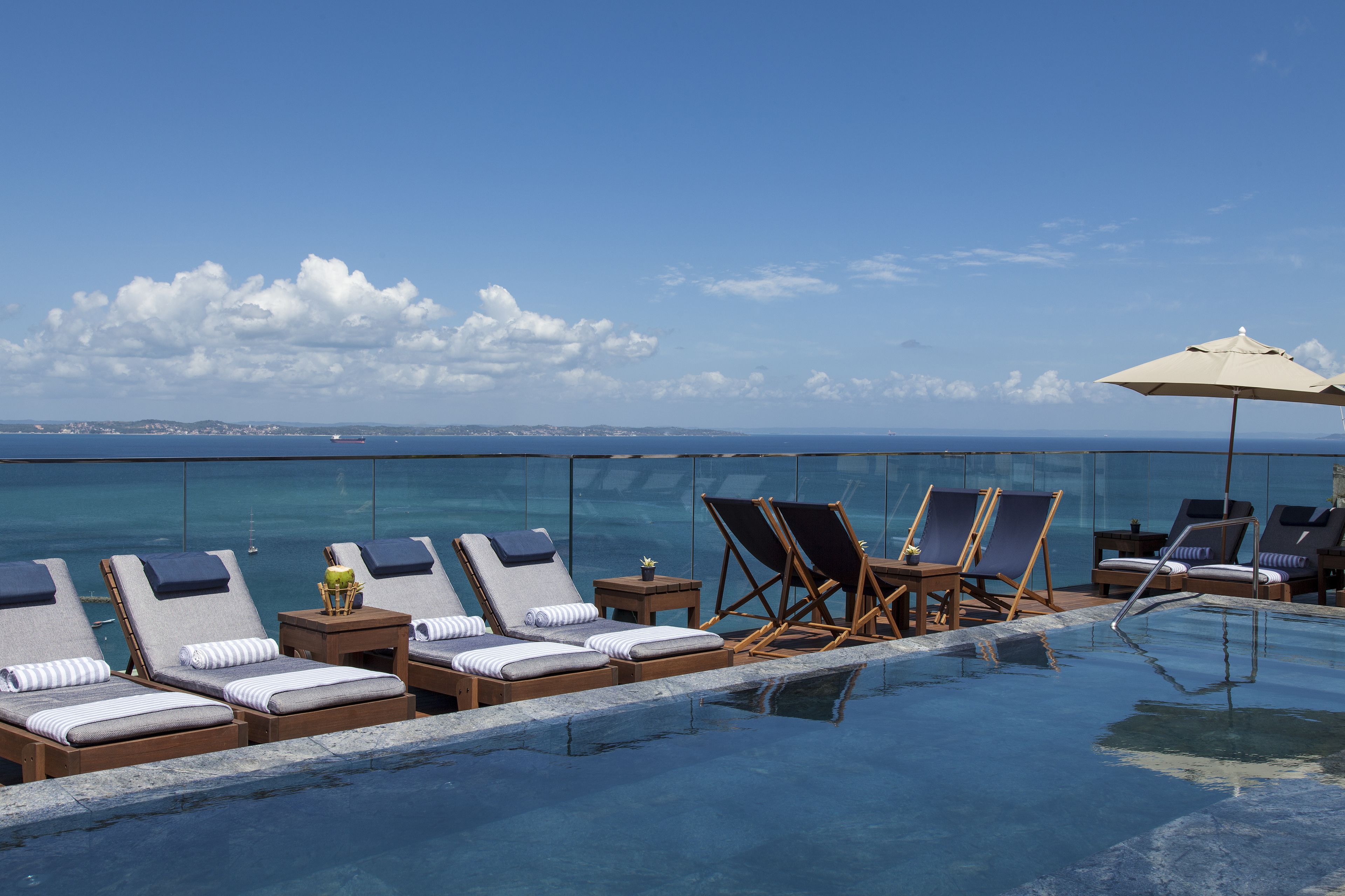 Una piscina al aire libre (de 09:00 a 21:00), tumbonas