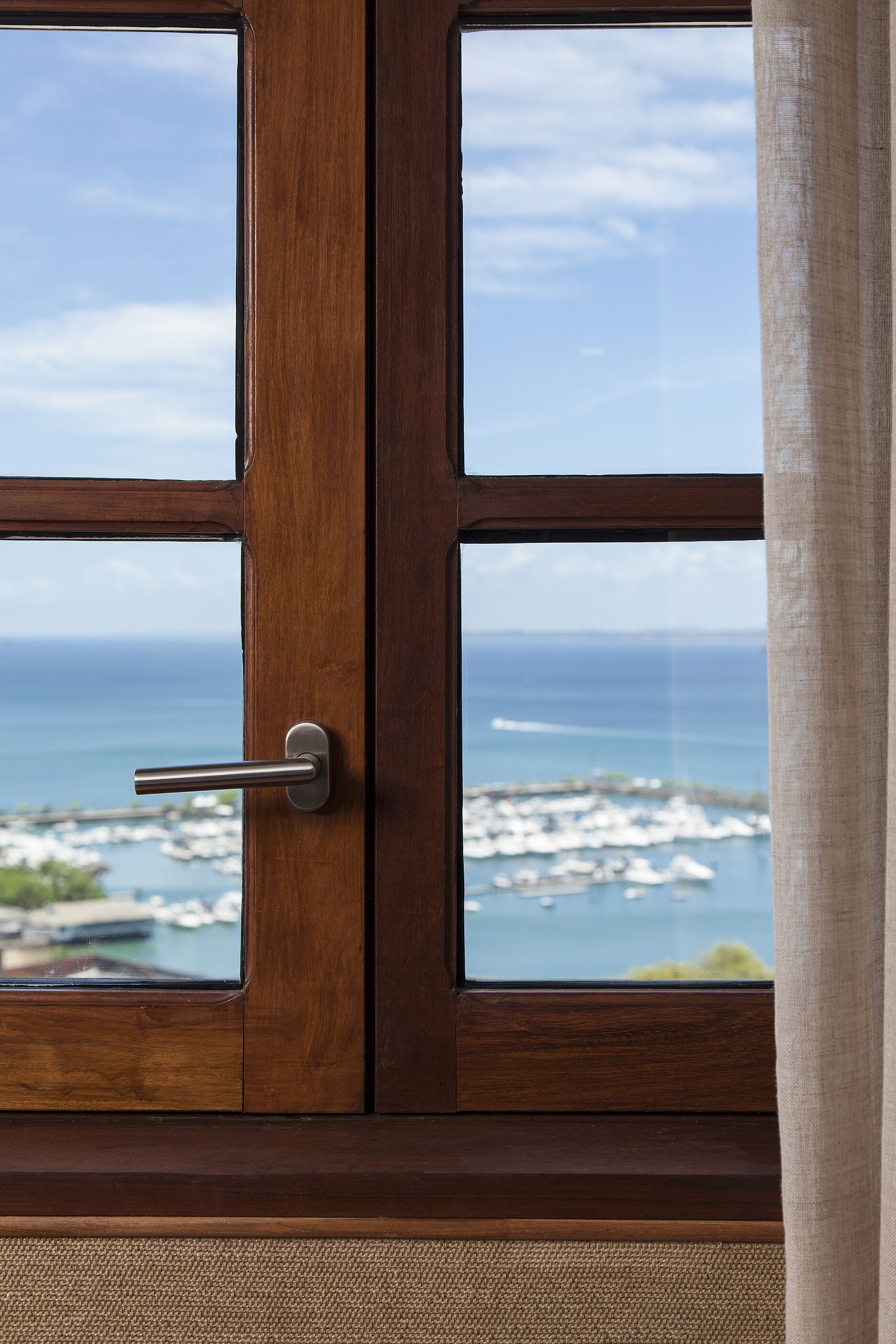 egyptian cotton sheets, hypo-allergenic bedding, minibar, in-room safe