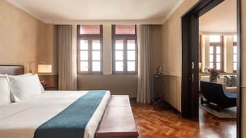 Suite Deluks, tepi laut | Seprai katun Mesir, seprai antialergi, minibar, dan brankas