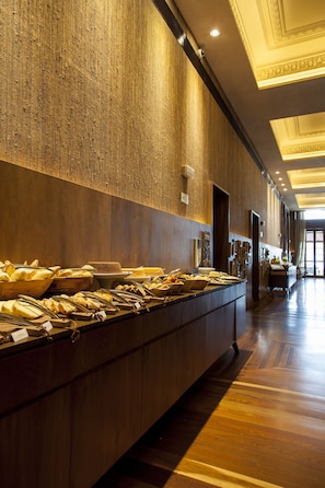 Petit déjeuner buffet servi tous les jours en supplément