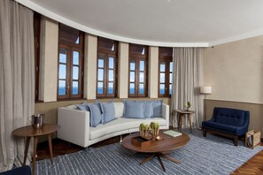 Deluxe Suite, Oceanfront | Living area