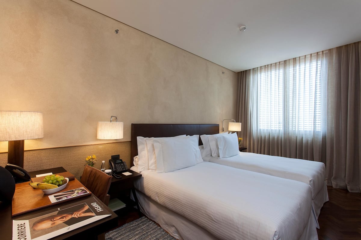 Egyptian cotton sheets, hypo-allergenic bedding, minibar, in-room safe
