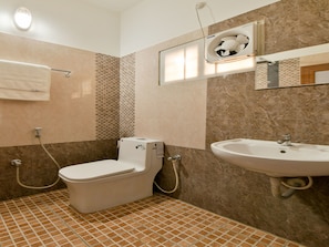 Shower, rainfall showerhead, free toiletries, towels