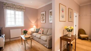 Kamar, 1 Tempat Tidur King (Pink Room) | Area keluarga | TV layar datar