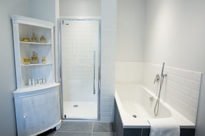 Zimmer, 1 King-Bett (Yellow Room) | Badezimmer | Badewanne und Dusche (separat), kostenlose Toilettenartikel