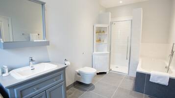 Kamar, 1 Tempat Tidur King (Yellow Room) | Kamar mandi | Bathtub dan shower terpisah dan perlengkapan mandi gratis