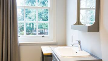 Kamar, 1 Tempat Tidur King (Yellow Room) | Wastafel kamar mandi