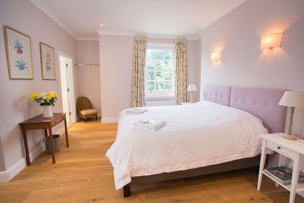 Room, 1 King Bed (Pink Room) | Egyptian cotton sheets, premium bedding, individually decorated - The Old Rectory Bed & Breakfast (Woodbridge)