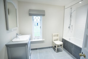 Zimmer (Garden House) | Badezimmer | Badewanne und Dusche (separat), kostenlose Toilettenartikel