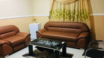 Caja de seguridad en la habitación y escritorio