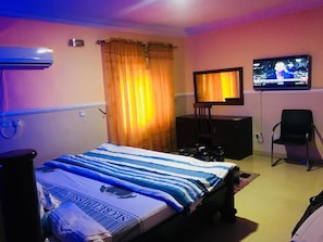 In-room safe, desk, laptop workspace, bed sheets - Feligold Royal Hotel Benin (Benin City)