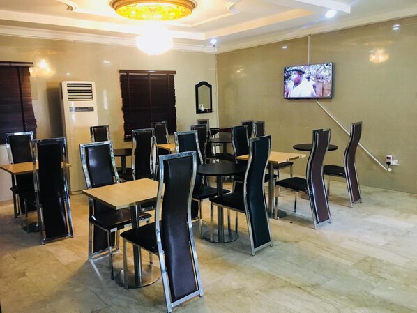 Breakfast, lunch, dinner served; local and international cuisine - Feligold Royal Hotel Benin (Benin City)