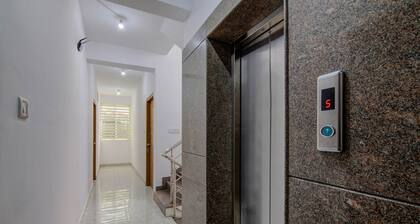 OYO 15695 Varcity Comforts