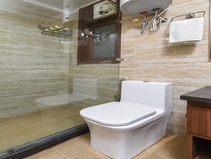 Shower, rainfall showerhead, free toiletries, towels