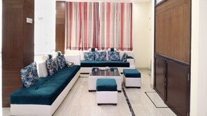 Lobby sitting area - OYO 16975 Hotel Golden View (Chandigarh)