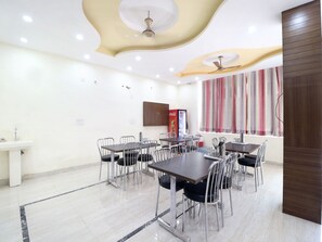 Dining - OYO 16975 Hotel Golden View (Chandigarh)