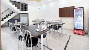 Dining - OYO 16975 Hotel Golden View (Chandigarh)