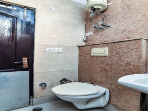 Habitación con 1 cama matrimonial o 2 individuales | Baño | Regadera, regadera tipo lluvia, amenidades de baño gratuitas, toallas