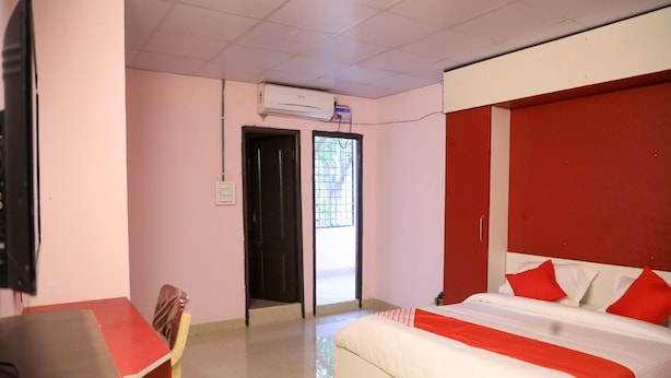 Une chambre d’hôtel équipée d’un lit, d’un bureau et d’un appareil de climatisation.