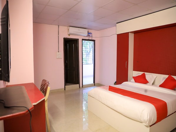 Free WiFi, bed sheets - OYO 13746 Mint Leaves (Hyderabad)