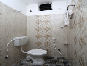 Shower, free toiletries, towels