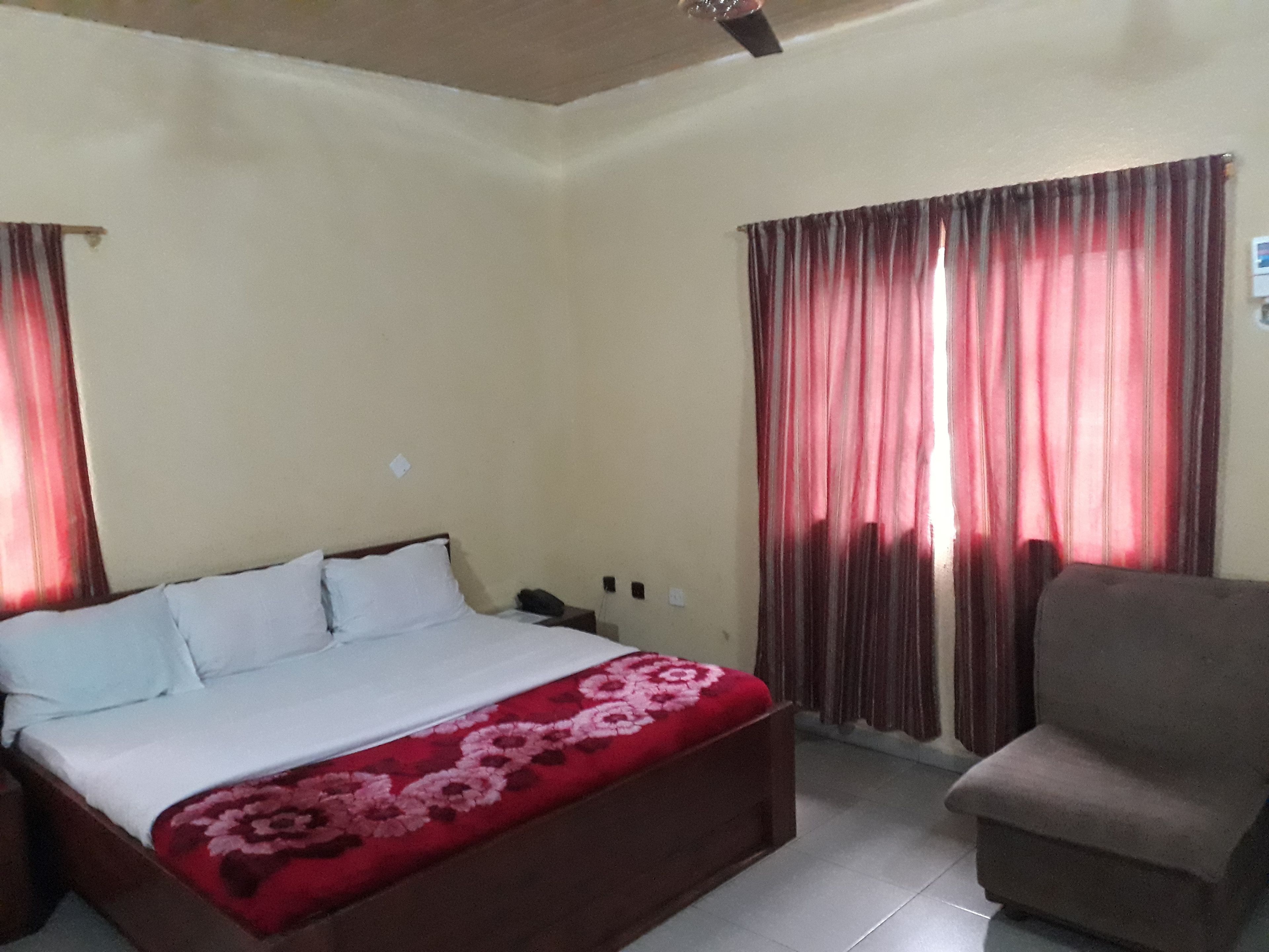 Desk, rollaway beds, bed sheets