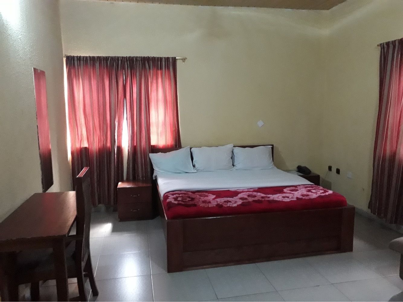 Desk, rollaway beds, bed sheets