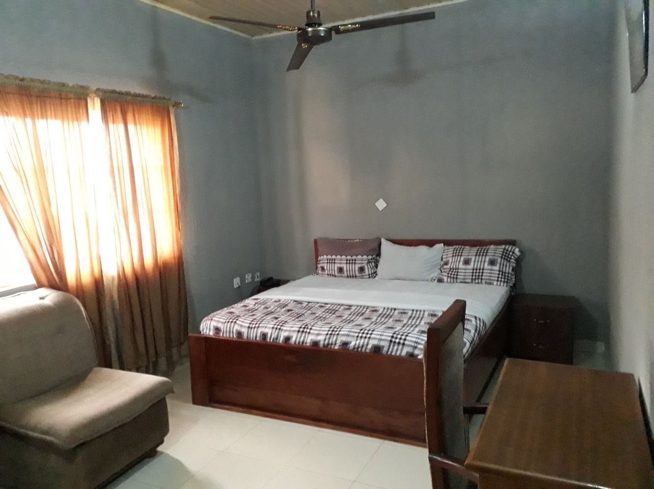 Escritorio, camas extra y ropa de cama 