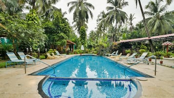 Outdoor pool, sun loungers