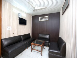 Lobby sitting area - OYO 16736 Hotel Hm Crystal (Mohali)