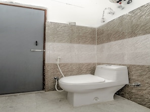 Shower, rainfall showerhead, free toiletries, towels